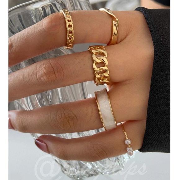 Rouge! Jewelry - Set of 5 Rings Gold Tone Fashion Jewelry Faux Pearl